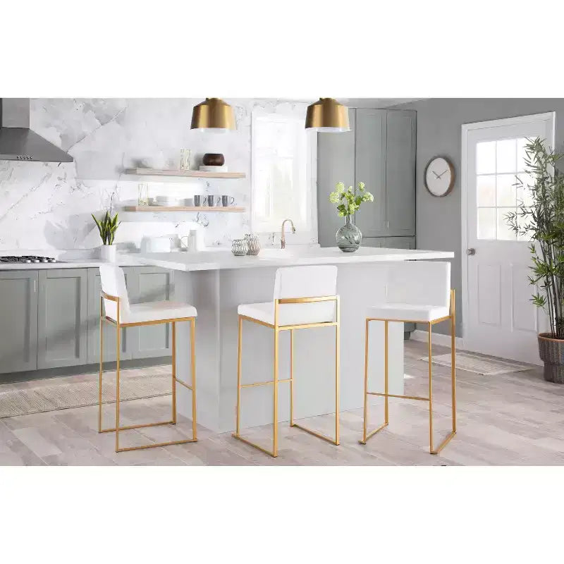 Sgabello da bar con schienale medio in velluto bianco, struttura in metallo dorato, set da 3
