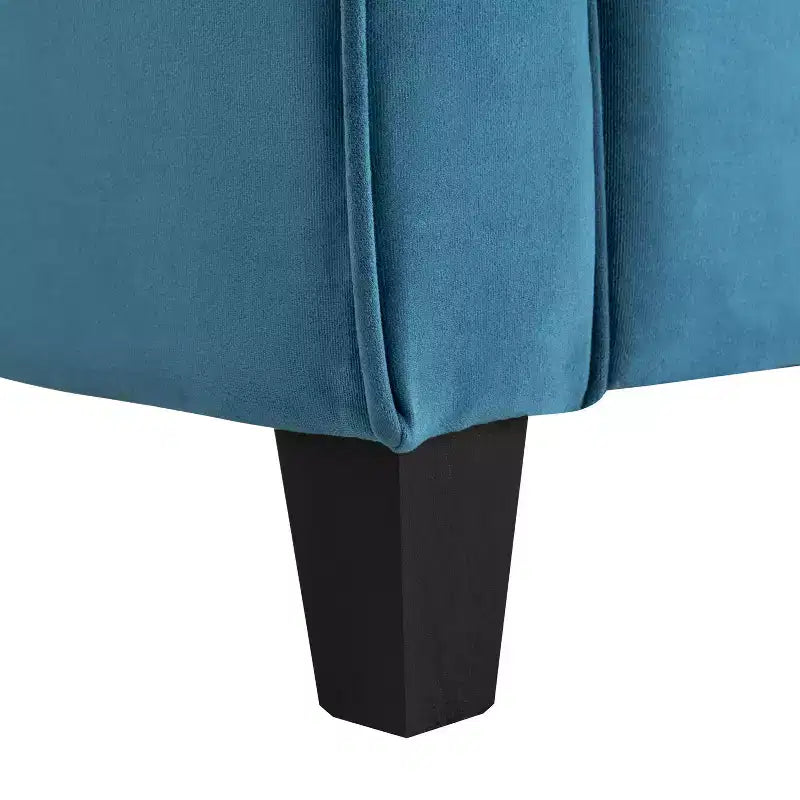 Poltrona d'accento trapuntata in velluto blu con braccioli, seduta singola