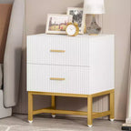 Comodino bianco scanalato con ferramenta in ottone satinato, 2 cassetti, singolo