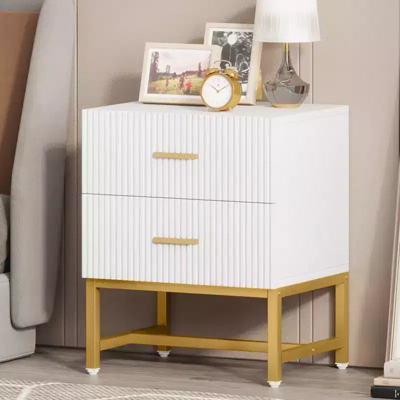 Comodino bianco scanalato con ferramenta in ottone satinato, 2 cassetti, singolo