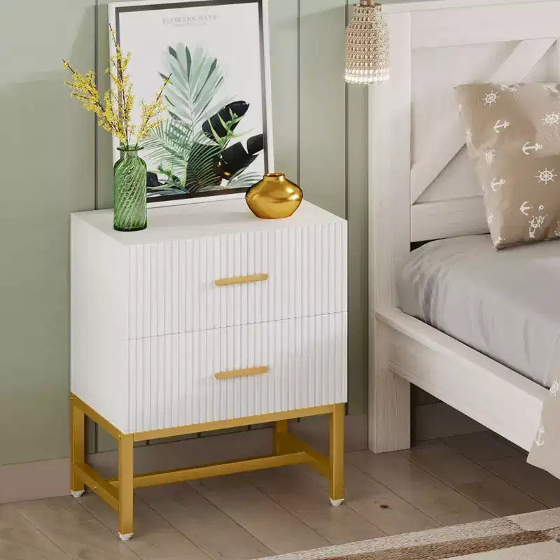 Comodino bianco scanalato con ferramenta in ottone satinato, 2 cassetti, singolo