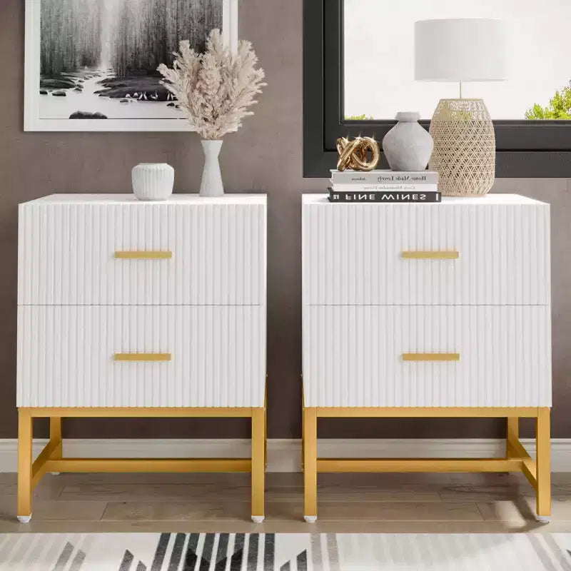 Comodino bianco scanalato con ferramenta in ottone satinato, 2 cassetti, singolo