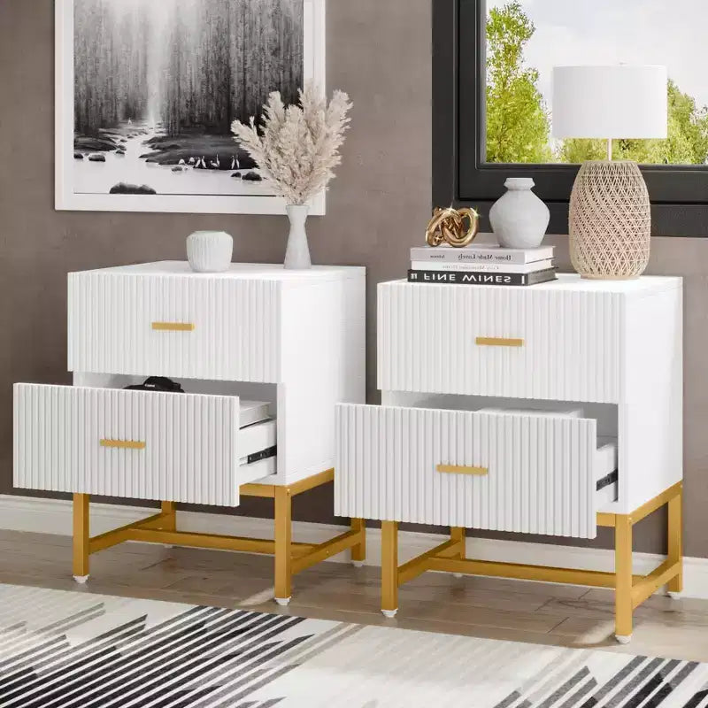 Comodino bianco scanalato con ferramenta in ottone satinato, 2 cassetti, singolo
